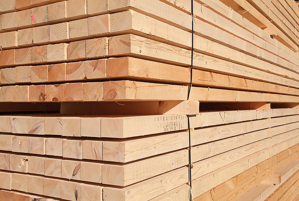 Pile de planches en bois empilées.