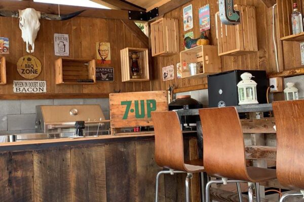 Cuisine rustique avec décorations vintage et bar.