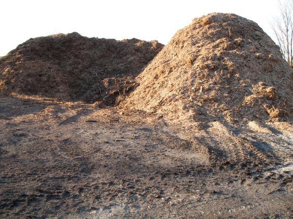 Tas de compost sur terrain nu.