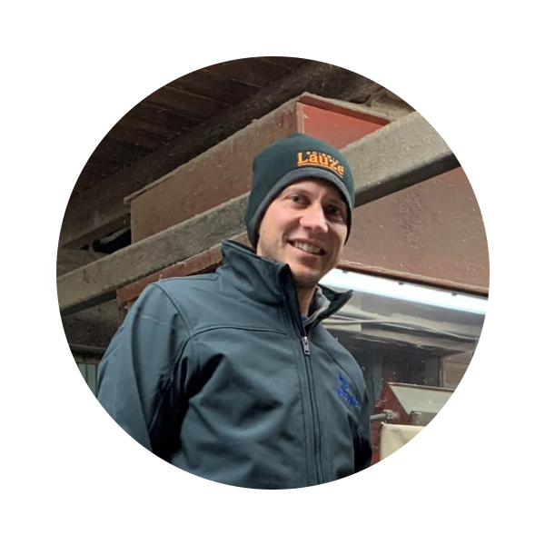 Homme souriant portant un bonnet dans un atelier.