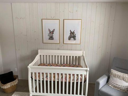 Chambre bébé avec lit, tableaux lapins mur.