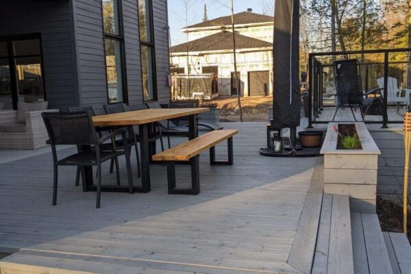 Terrasse en bois avec mobilier extérieur moderne.