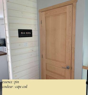 Porte en bois près d'un mur en bois clair.