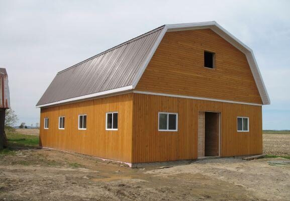 Grange en bois sur terrain rural