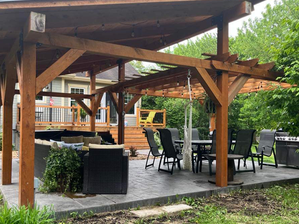 Terrasse en bois avec mobilier de jardin.