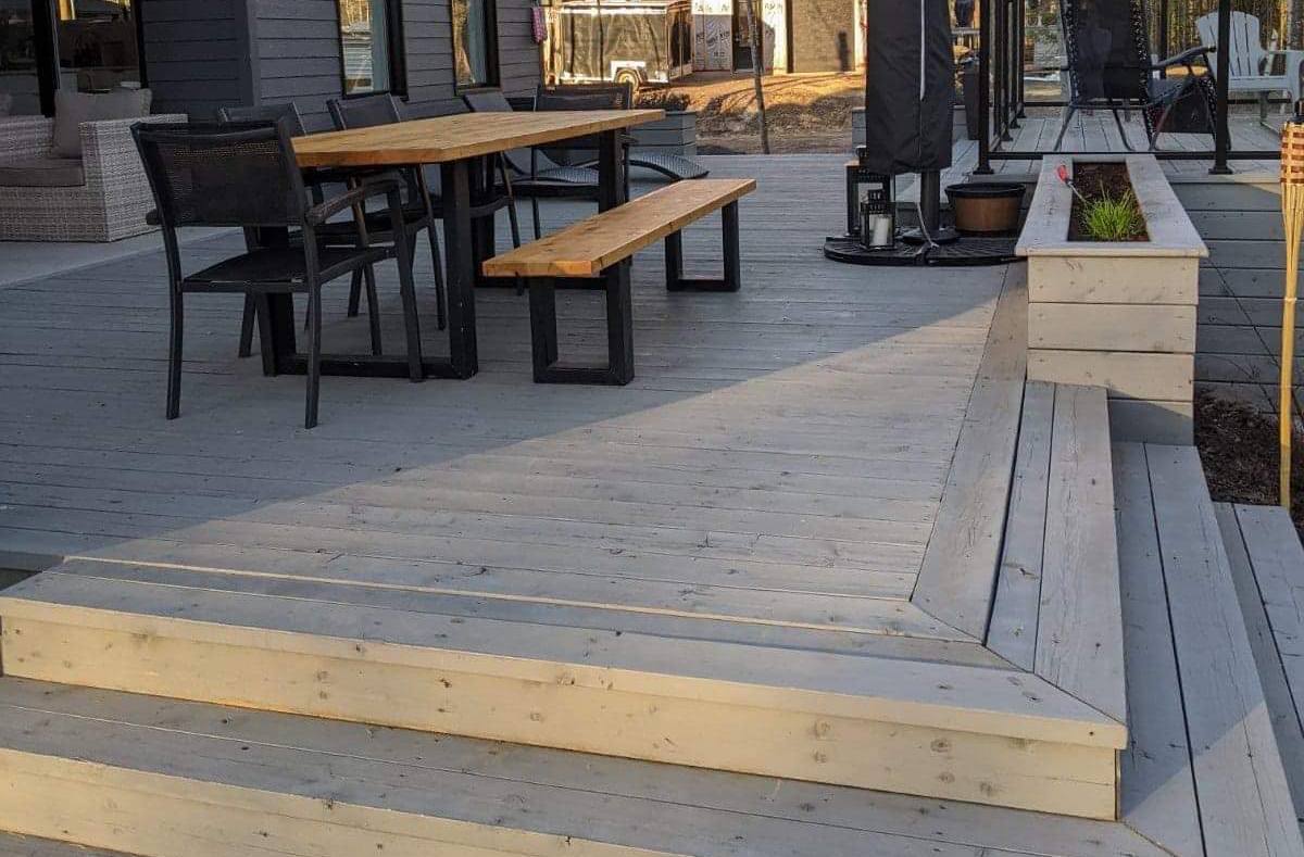 Terrasse en bois avec table et bancs