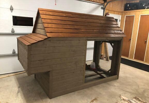 Poulailler en bois dans un garage.