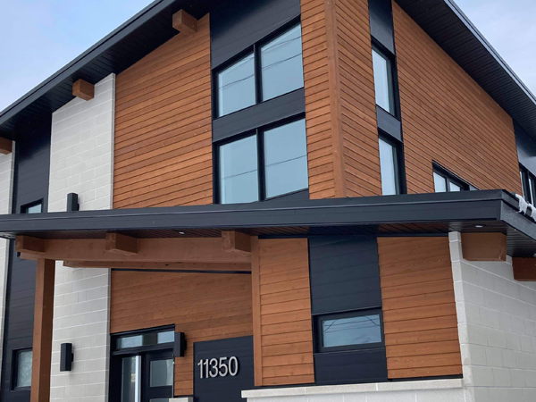 Façade moderne en bois et fenêtres.