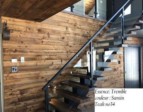 Escalier moderne en bois avec mur lambrissé.