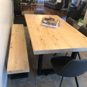 Table en bois avec banc et chaises modernes.